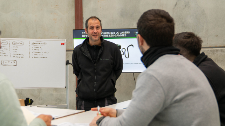 ¿Se necesita formación o certificación para utilizar una máquina de limpieza láser?