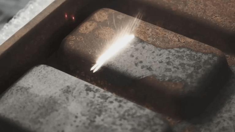 Nettoyage laser de moules en acier au carbone