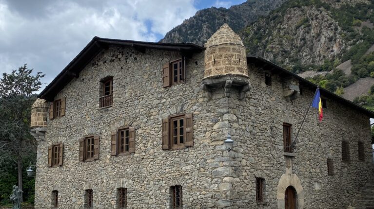 Pruebas de limpieza láser en la Casa de la Vall: evaluando la restauración del patrimonio histórico